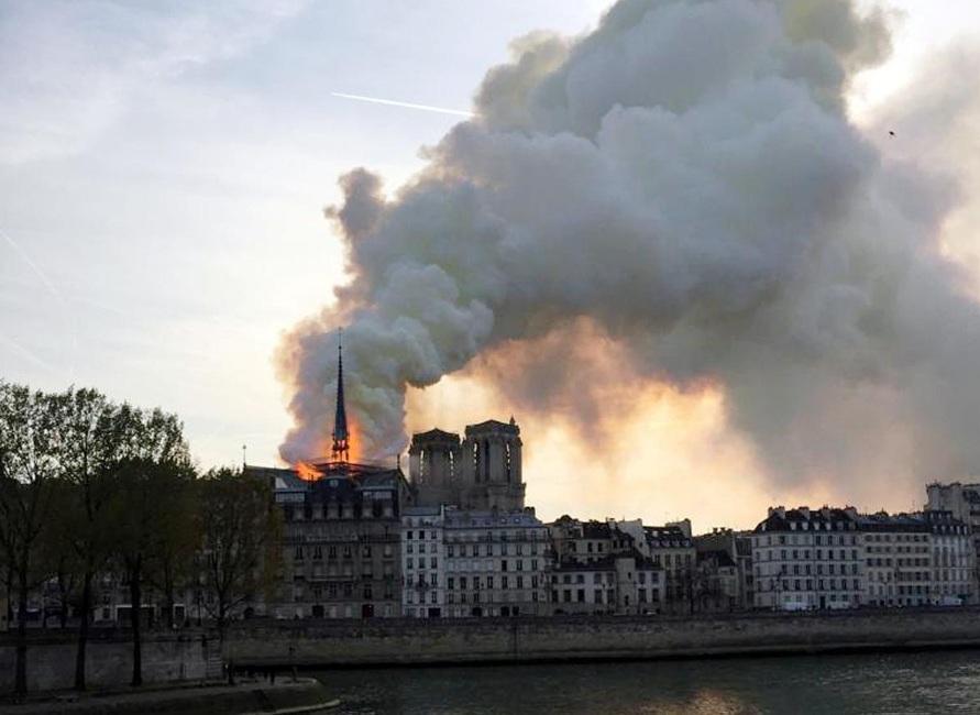 کلیسای نوتردام پاریس دچار آتش سوزی شد