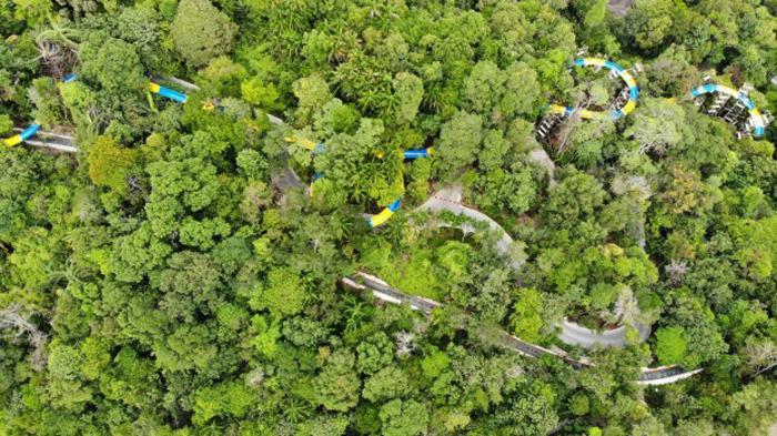 آشنایی با بلندترین سرسره آبی دنیا در جنگل های مالزی