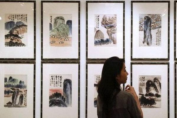 مرد چینی نقاشی های خود را جایگزین تابلوهای گران قیمت آموزشگاه کرد