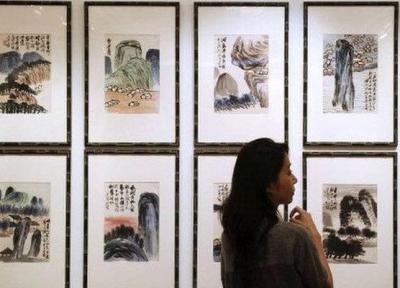 مرد چینی نقاشی های خود را جایگزین تابلوهای گران قیمت آموزشگاه کرد