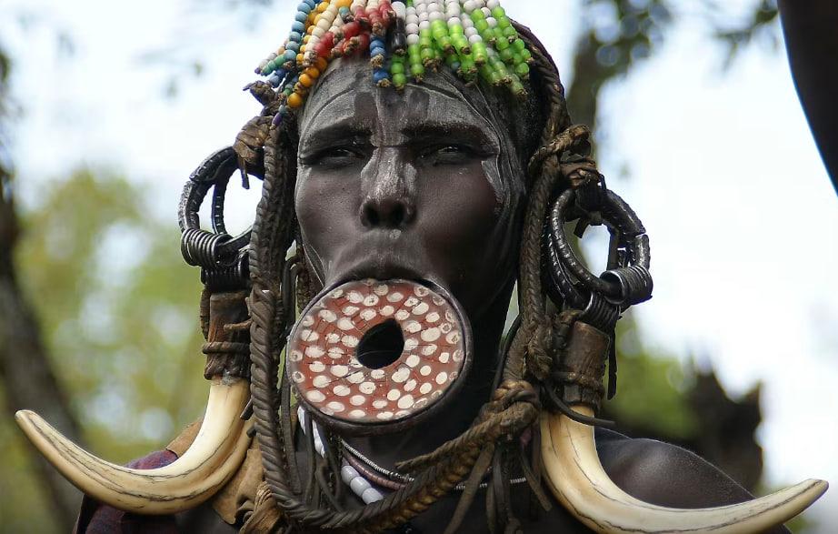 قبیله مورسی (لب بشقابی ها) در اتیوپی