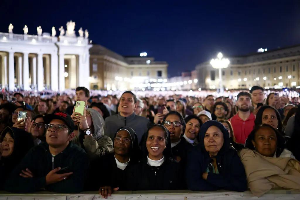 مردم در انتظار اعلام نتیجه رای گیری انتخاب پاپ جدید مردم در انتظار اعلام نتیجه رای گیری انتخاب پاپ جدید