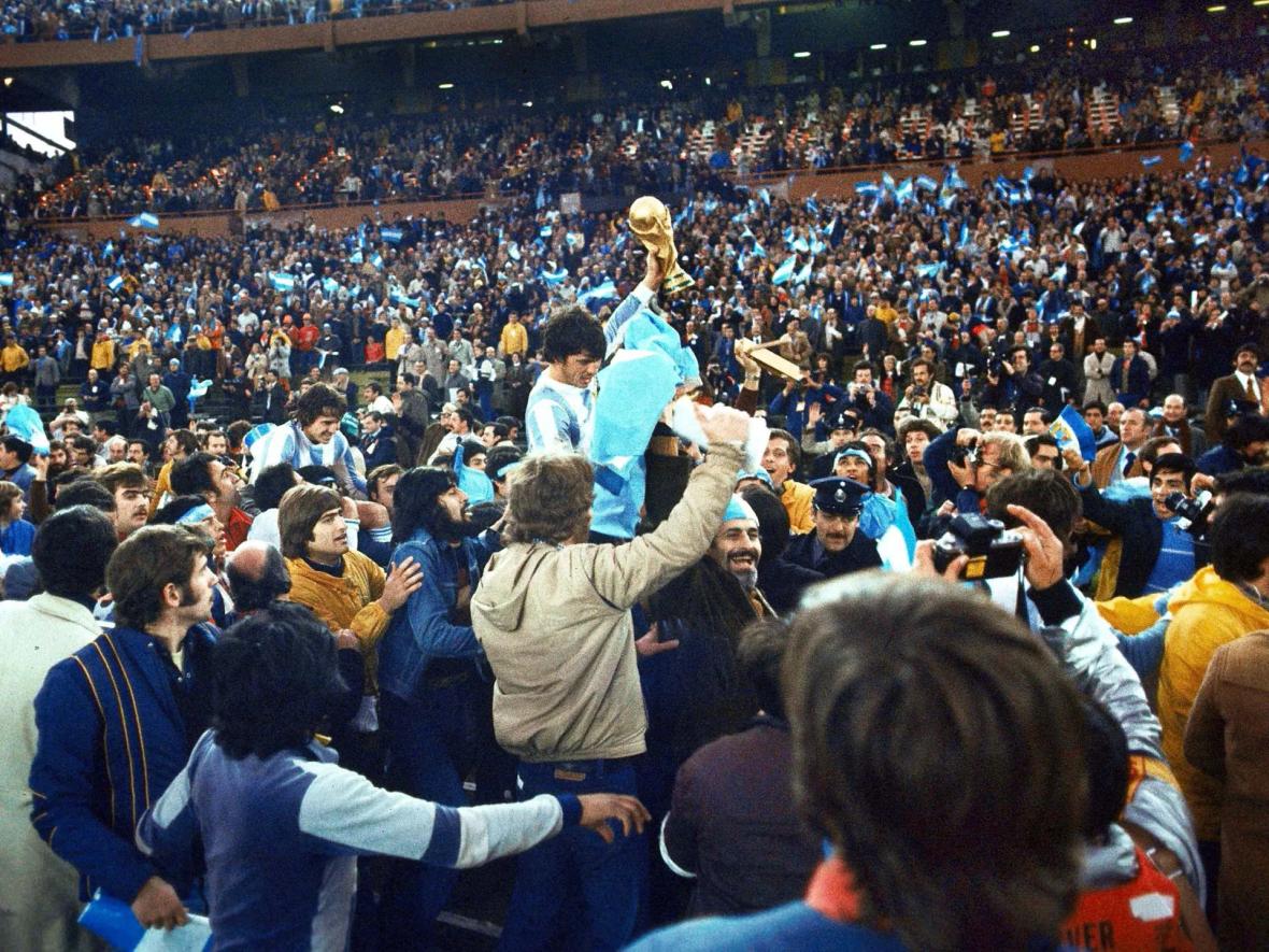 آرژانتین اولین قهرمانی خود را جشن می گیرد آرژانتین اولین قهرمانی خود را جشن می گیرد