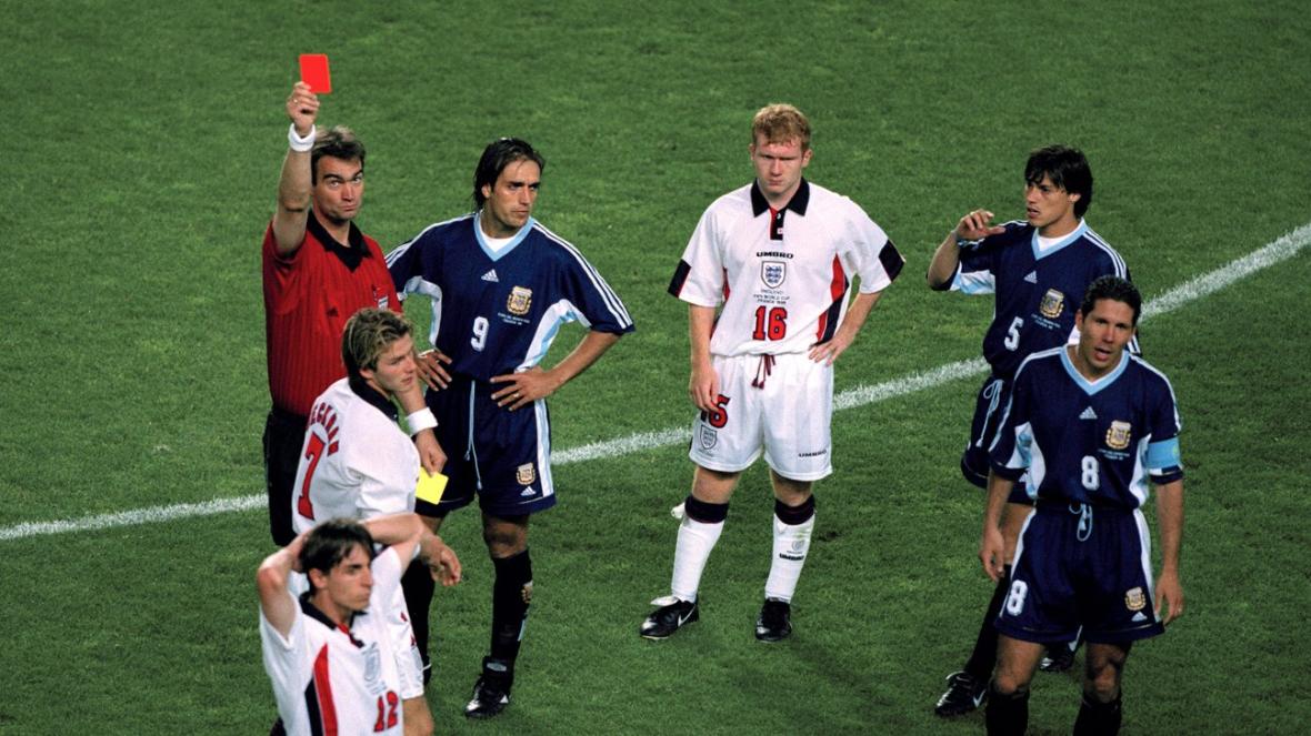 اخراج دیوید بکام بعد از خطا روی دیگو سیمئونه