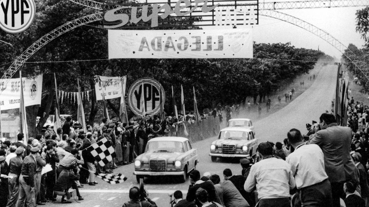 Women team of Mercedes-Benz in a 300 SE car, 1964 Argentinean Grand Prix
